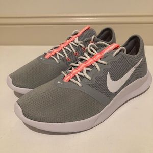 NWOT Women’s NIKE Viale Tech Racer VTR